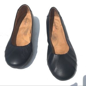 Natural Soul by Naturalizer Black Flats Size 7